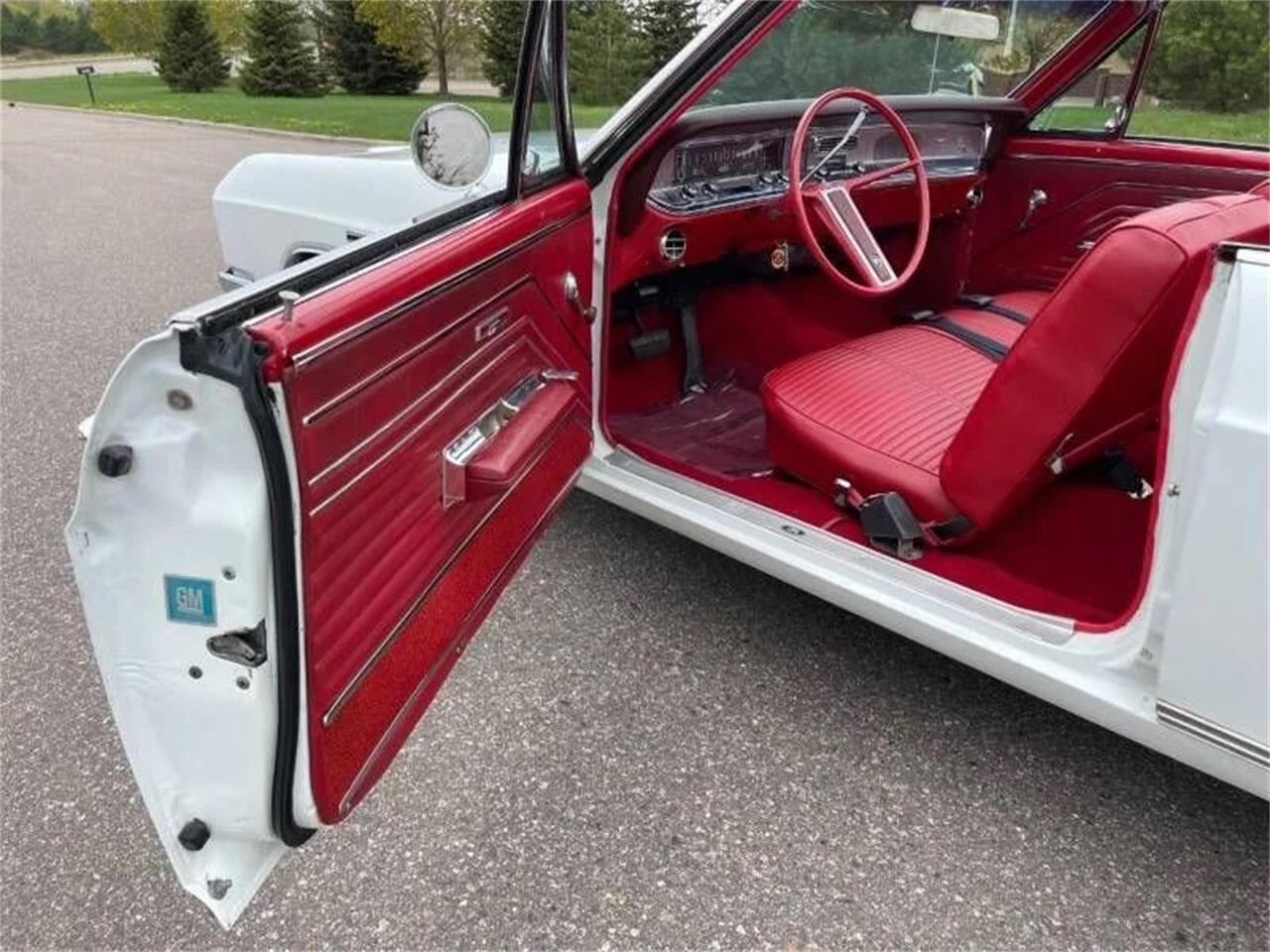 Buick-Skylark-1967-Arctic-white-Red-71