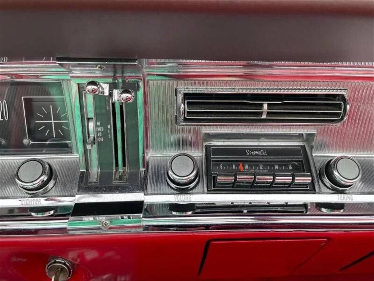 Buick-Skylark-1967-Arctic-white-Red-73