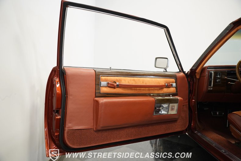 Cadillac-Coupe-deville-1977-Orange-Metallic-Orange-36