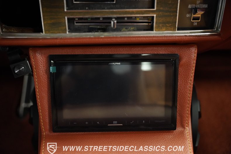 Cadillac-Coupe-deville-1977-Orange-Metallic-Orange-45