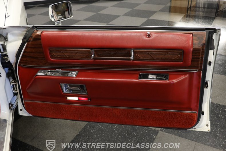 Cadillac-Eldorado-1976-Cotillion-White-Dark-Firethorn-42