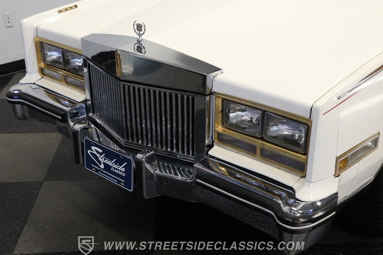 Cadillac-Eldorado-1984-White-Dark-Carmine-Red-27