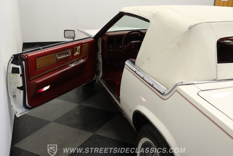 Cadillac-Eldorado-1984-White-Dark-Carmine-Red-32