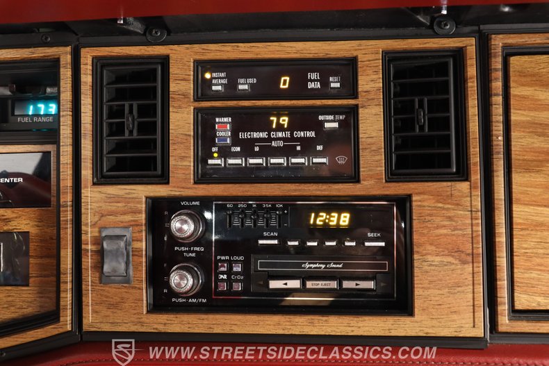 Cadillac-Eldorado-1984-White-Dark-Carmine-Red-37