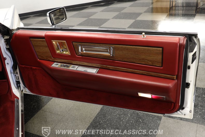 Cadillac-Eldorado-1984-White-Dark-Carmine-Red-47