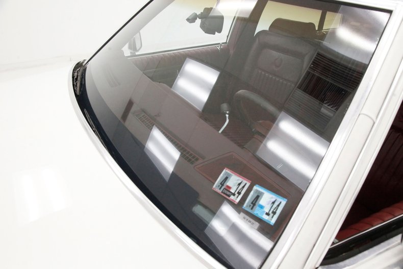 Cadillac-Fleetwood-1989-White-Red-21