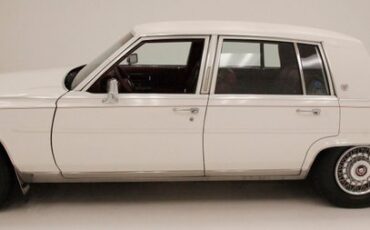 Cadillac-Fleetwood-1989-White-Red