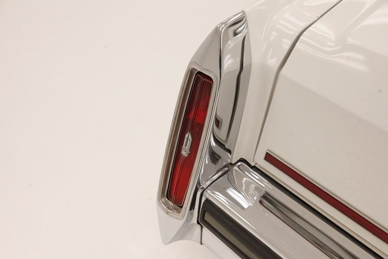 Cadillac-Fleetwood-1989-White-Red-40