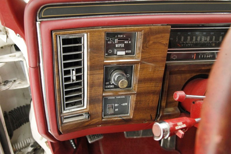 Cadillac-Fleetwood-1989-White-Red-41