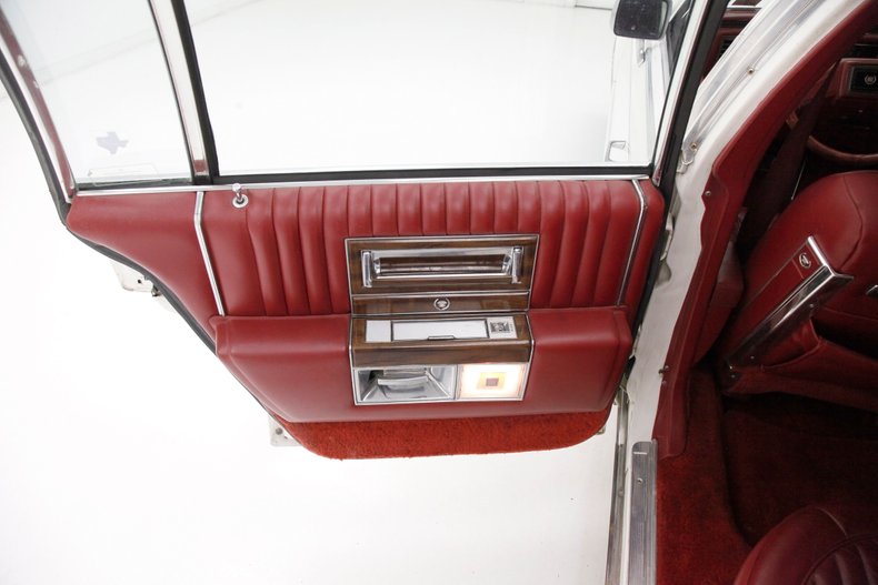 Cadillac-Fleetwood-1989-White-Red-42