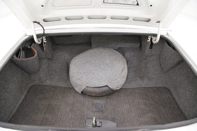 Cadillac-Fleetwood-1989-White-Red-43