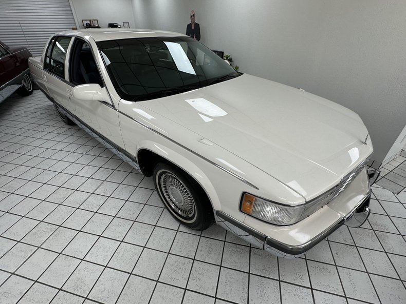 Cadillac-Fleetwood-1995-White-Dark-Blue-1