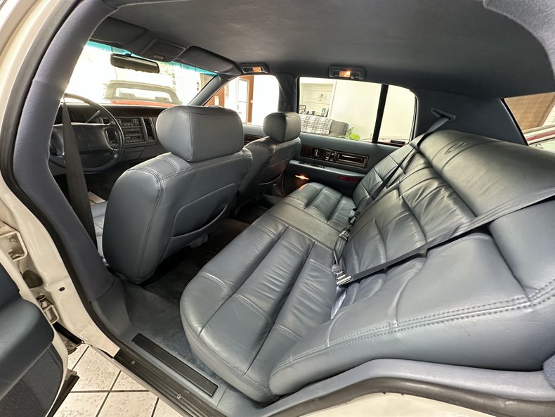 Cadillac-Fleetwood-1995-White-Dark-Blue-10