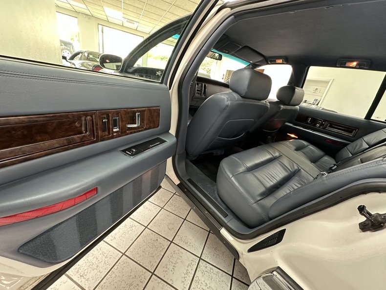 Cadillac-Fleetwood-1995-White-Dark-Blue-11