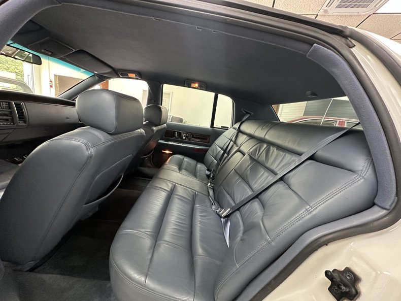 Cadillac-Fleetwood-1995-White-Dark-Blue-12