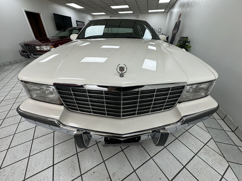 Cadillac-Fleetwood-1995-White-Dark-Blue-2