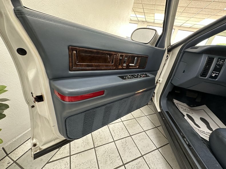 Cadillac-Fleetwood-1995-White-Dark-Blue-9