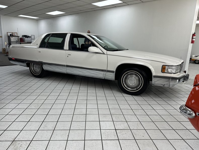 Cadillac-Fleetwood-1995-White-Dark-Blue