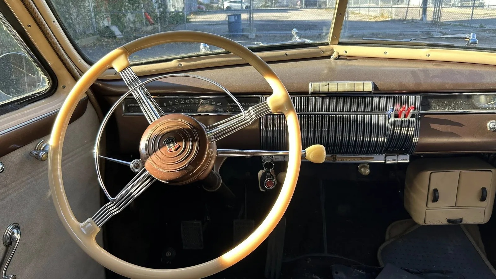 Cadillac-Lasalle-1940-Black-Tan-17