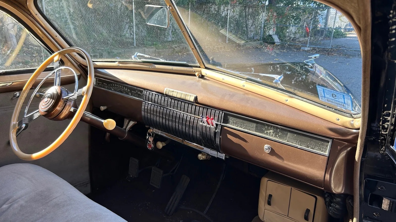 Cadillac-Lasalle-1940-Black-Tan-18
