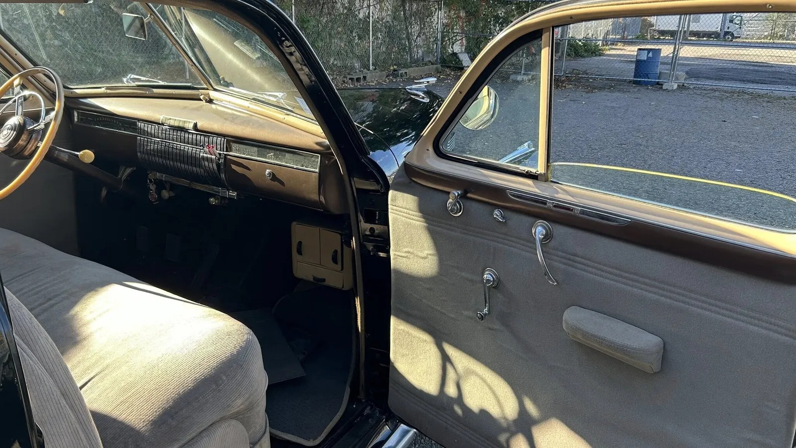 Cadillac-Lasalle-1940-Black-Tan-9