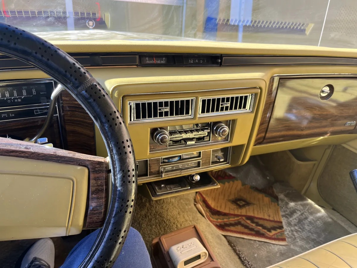 Cadillac-Sedan-deville-1977-Gold-Gold-1