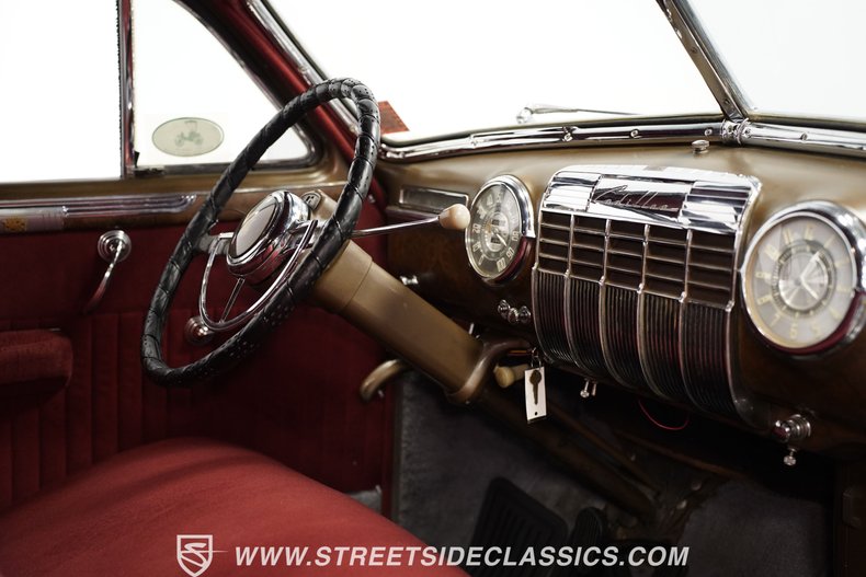 Cadillac-Series-62-1941-Black-Burgundy-4