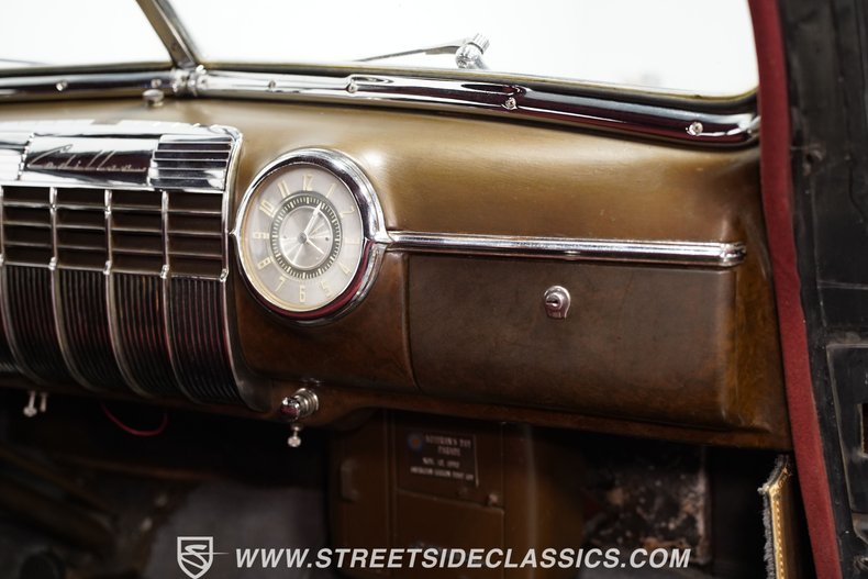 Cadillac-Series-62-1941-Black-Burgundy-8