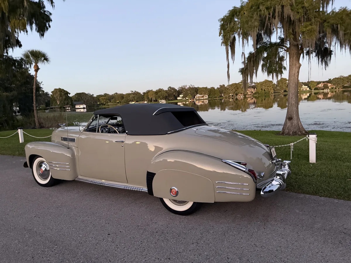 Cadillac-Series-62-1941-Tan-Dark-Gray-13