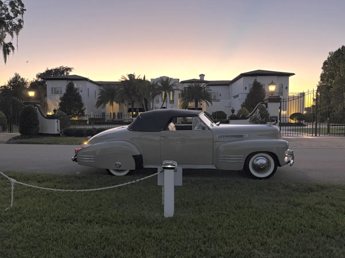 Cadillac-Series-62-1941-Tan-Dark-Gray-14