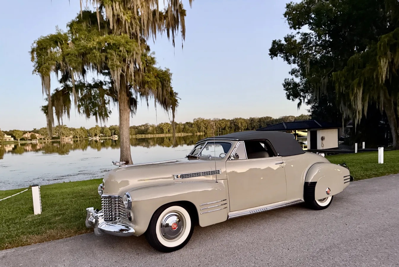 Cadillac-Series-62-1941-Tan-Dark-Gray-17