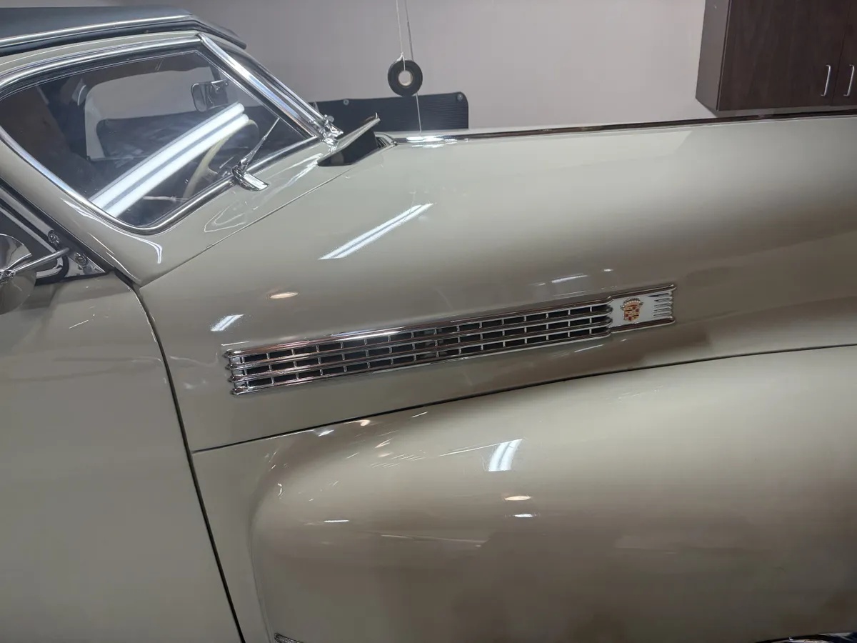 Cadillac-Series-62-1941-Tan-Dark-Gray-18