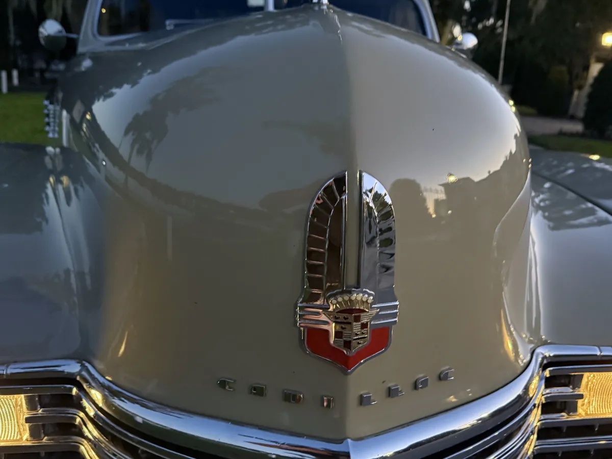 Cadillac-Series-62-1941-Tan-Dark-Gray-4