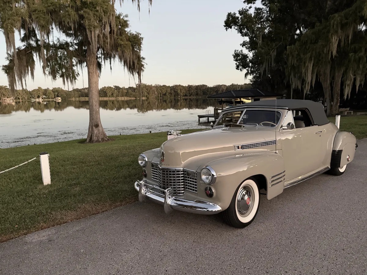 Cadillac-Series-62-1941-Tan-Dark-Gray-5