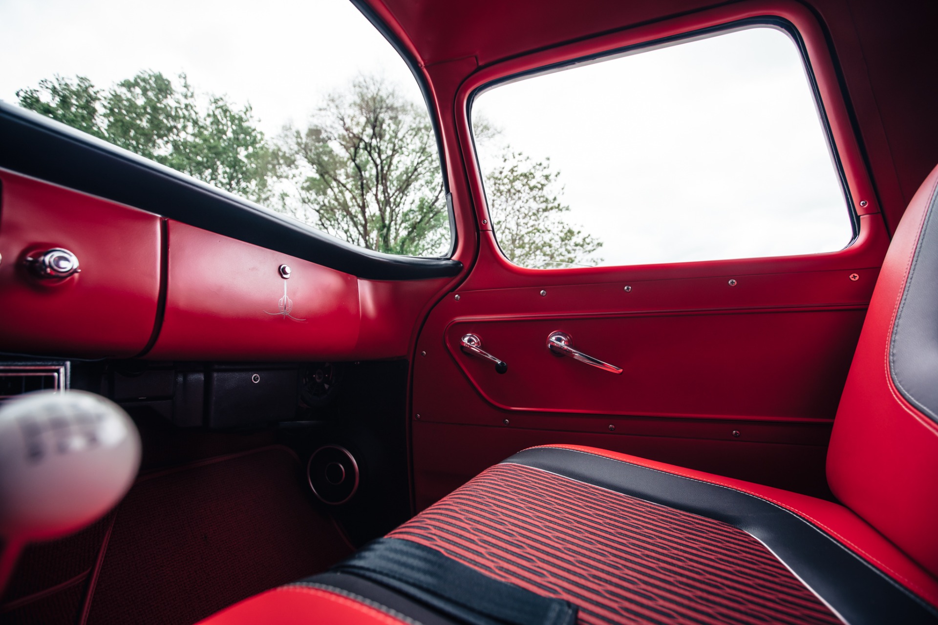 Chevrolet-Apache-1959-White-Red-27