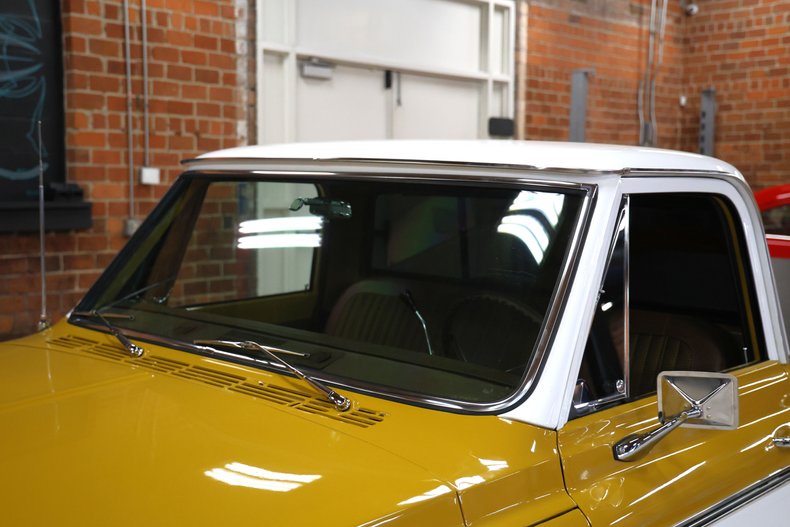 Chevrolet-C10-1972-Gold-Black-ampamp-Yellow-H-20