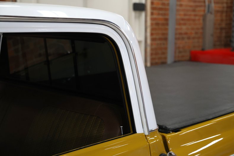 Chevrolet-C10-1972-Gold-Black-ampamp-Yellow-H-23