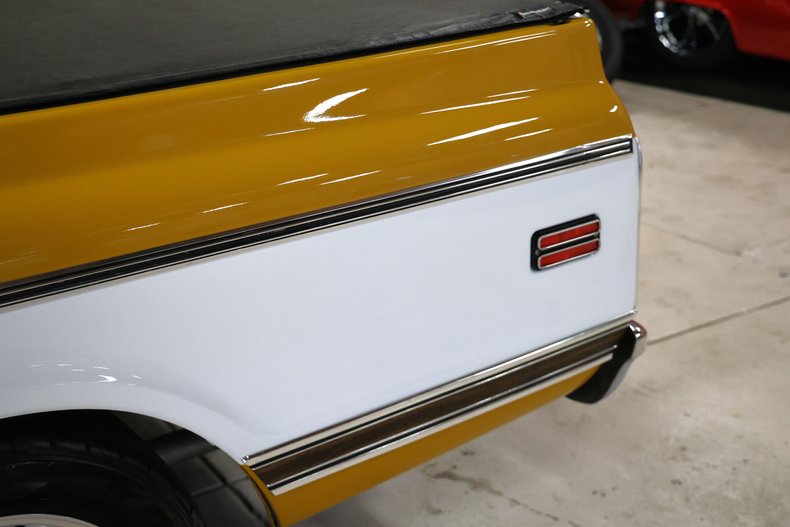 Chevrolet-C10-1972-Gold-Black-ampamp-Yellow-H-5