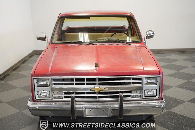 Chevrolet-C10-1987-Apple-Red-Doe-Skin-Tan-11