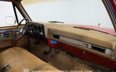 Chevrolet-C10-1987-Apple-Red-Doe-Skin-Tan-2