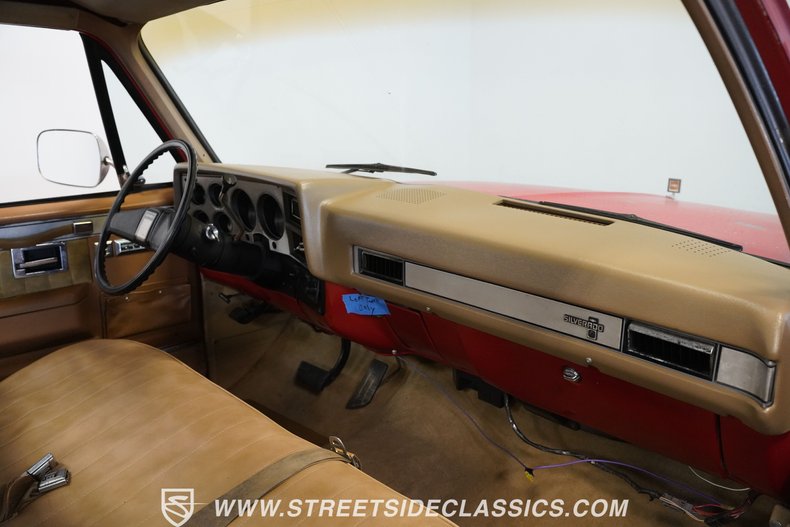 Chevrolet-C10-1987-Apple-Red-Doe-Skin-Tan-2