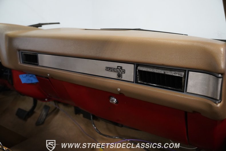 Chevrolet-C10-1987-Apple-Red-Doe-Skin-Tan-3