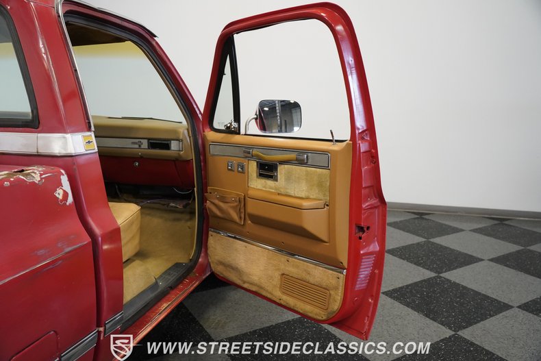 Chevrolet-C10-1987-Apple-Red-Doe-Skin-Tan-47