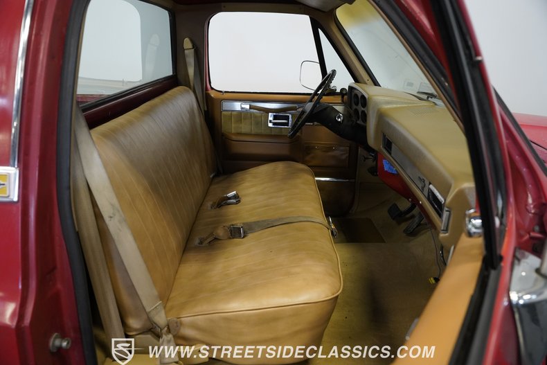 Chevrolet-C10-1987-Apple-Red-Doe-Skin-Tan-49