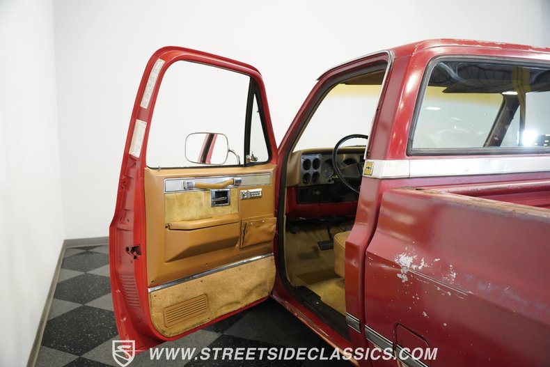 Chevrolet-C10-1987-Apple-Red-Doe-Skin-Tan-5