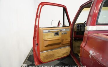Chevrolet-C10-1987-Apple-Red-Doe-Skin-Tan-6