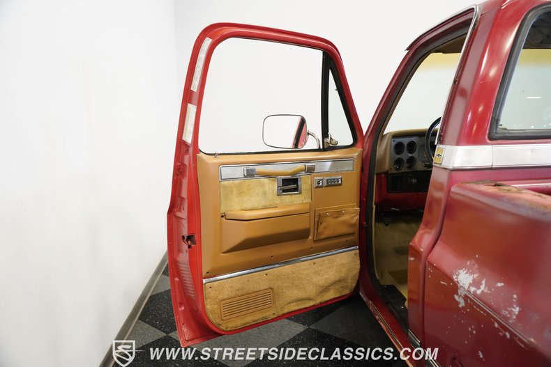 Chevrolet-C10-1987-Apple-Red-Doe-Skin-Tan-6