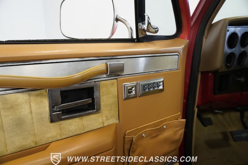 Chevrolet-C10-1987-Apple-Red-Doe-Skin-Tan-7