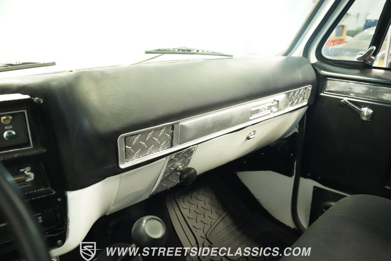 Chevrolet-C30-1973-White-Black-14