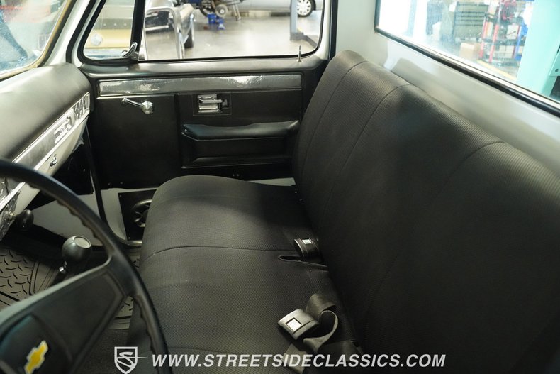 Chevrolet-C30-1973-White-Black-16